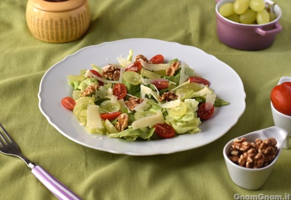 Insalata di uva e noci