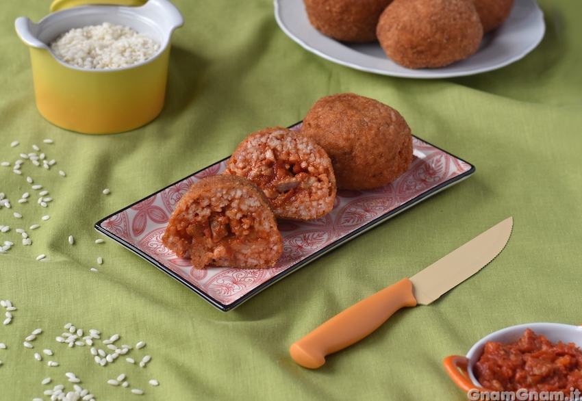 Arancini con salsiccia e scamorza