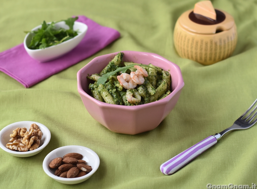 Pasta con pesto di rucola e gamberi