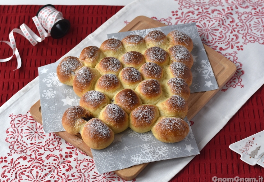 Brioche natalizia a forma di albero