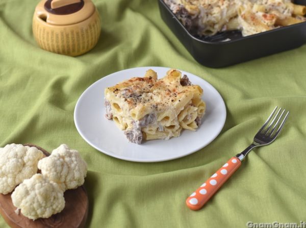 Pasta cavolfiore e salsiccia al forno