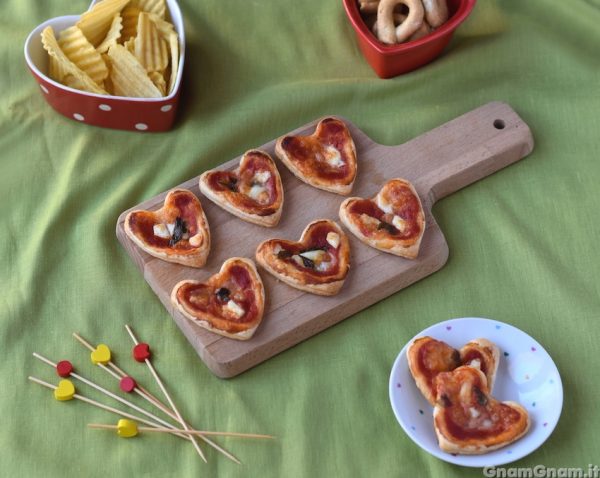 Pizzette di sfoglia a forma di cuore