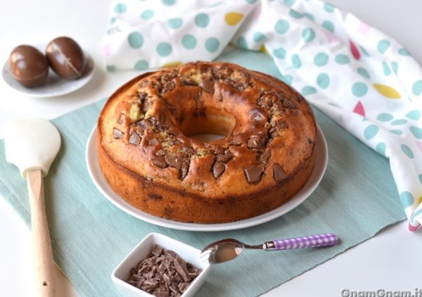 Ciambella con cioccolato delle uova di Pasqua