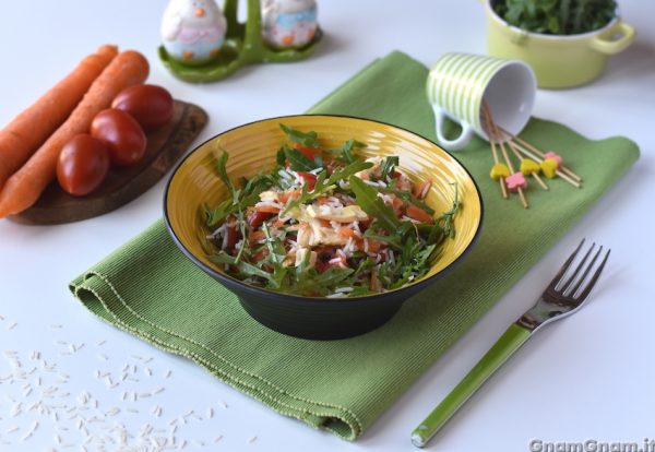 Insalata di riso con pollo e verdure