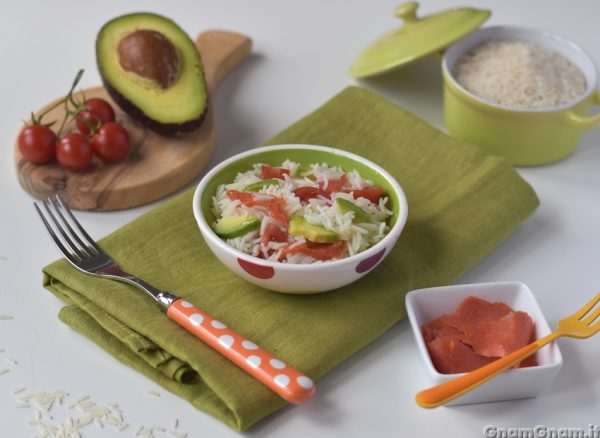 Insalata di riso con salmone e avocado