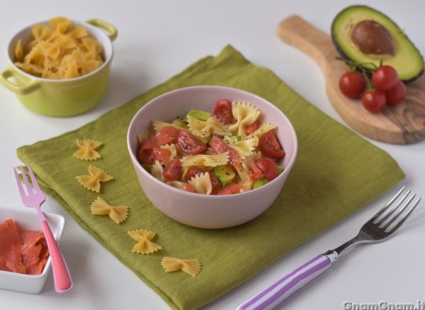 Insalata di pasta con salmone e avocado