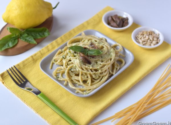 Pasta con pesto di limoni e alici