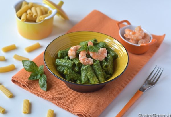 Pasta con pesto di spinaci e gamberi