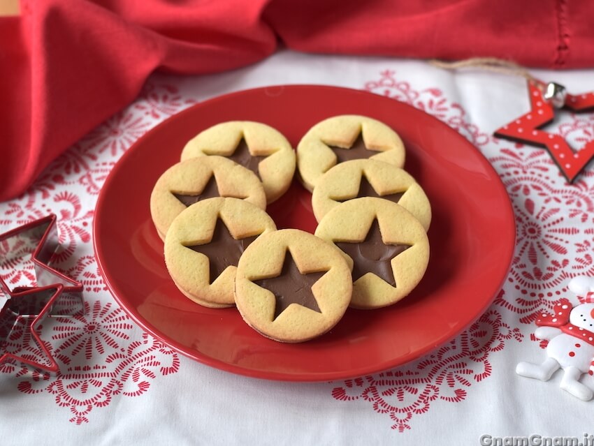 Biscotti occhio di bue natalizi