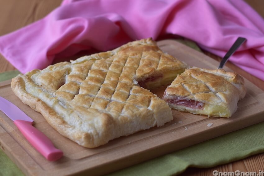 Schiacciata mortadella patate e formaggio