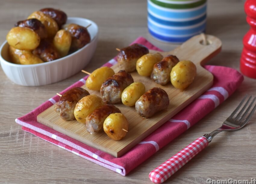 Spiedini patate e salsiccia