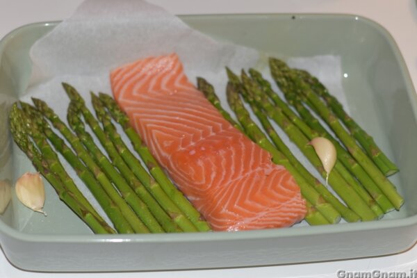 Salmone e asparagi - La ricetta di Gnam Gnam